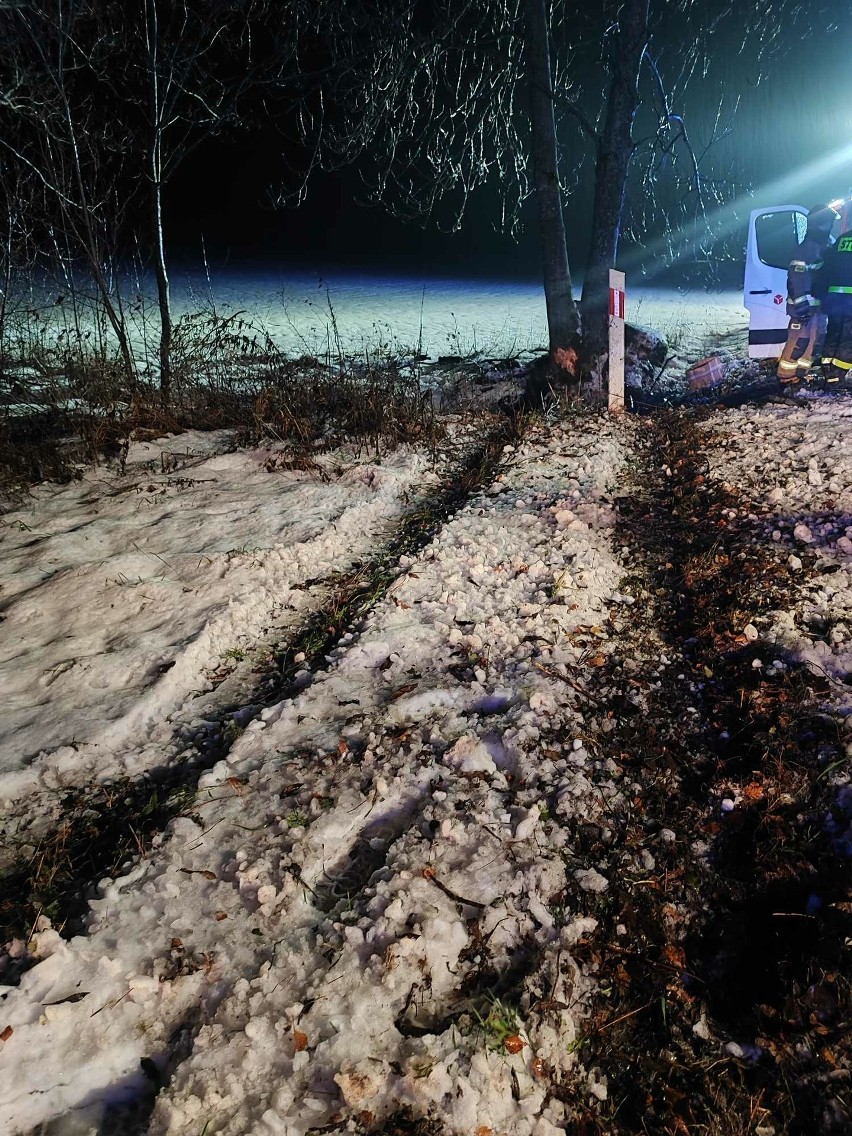Wypadek w gminie Korycin. Kurier DPD uderzył busem w drzewo i nieprzytomny został zabrany do szpitala. Droga jest zablokowana
