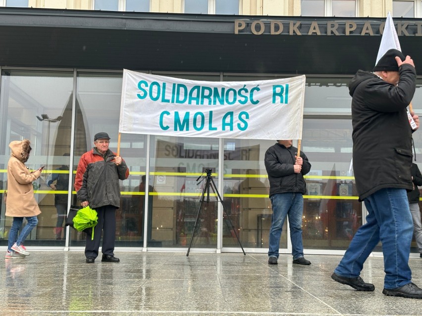 Protest rolników przed Urzędem Wojewódzkim w Rzeszowie [ZDJĘCIA, WIDEO]