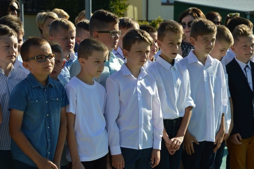 Początek roku szkolnego w Ostrowcu. Pierwszy dzwonek dla ośmiu tysięcy uczniów