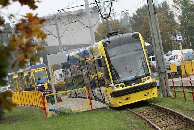 Przejazd władz UMK nowym tramwajemSwing jeździ po Toruniu