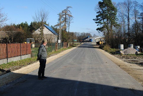 - Kiedy zaczynała się budowa wiaduktu postawiliśmy wykonawcy warunek, że skoro przejeżdża przez wieś, po zakończeniu robót wyremontuje nam drogę - mówi Stanisław Klapa, sołtys Międzylesia i radny miejski we Włoszczowie.