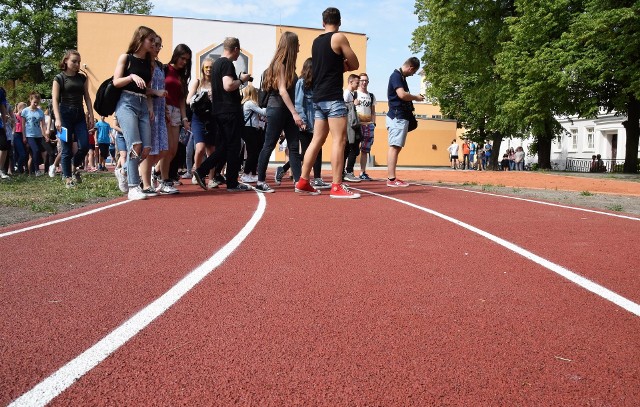 I Liceum Ogólnokształcące im. Jana Kasprowicza w Inowrocławiu doczekało się szkolnego stadionu lekkoatletycznego. Wokół boiska do piłki nożnej, ręcznej i koszykówki powstała 3-torowa bieżnia. Jest też profesjonalna rzutnia do pchnięcia kulą oraz miejsca do uprawiania skoku wzwyż i w dal. Uroczystość otwarcia obiektu uświetniła sportowa rywalizacja - sztafeta nauczycieli, licealistów i gimnazjalistów. Odbyły się pokazy skoków wzwyż i w dal oraz pchnięcia kulą.