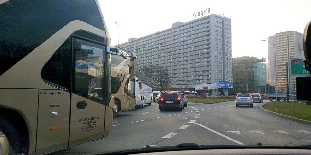 Autokary zablokowały rondo w centrum Katowic. To protest branży przewoźników.Zobacz kolejne zdjęcia. Przesuwaj zdjęcia w prawo - naciśnij strzałkę lub przycisk NASTĘPNE