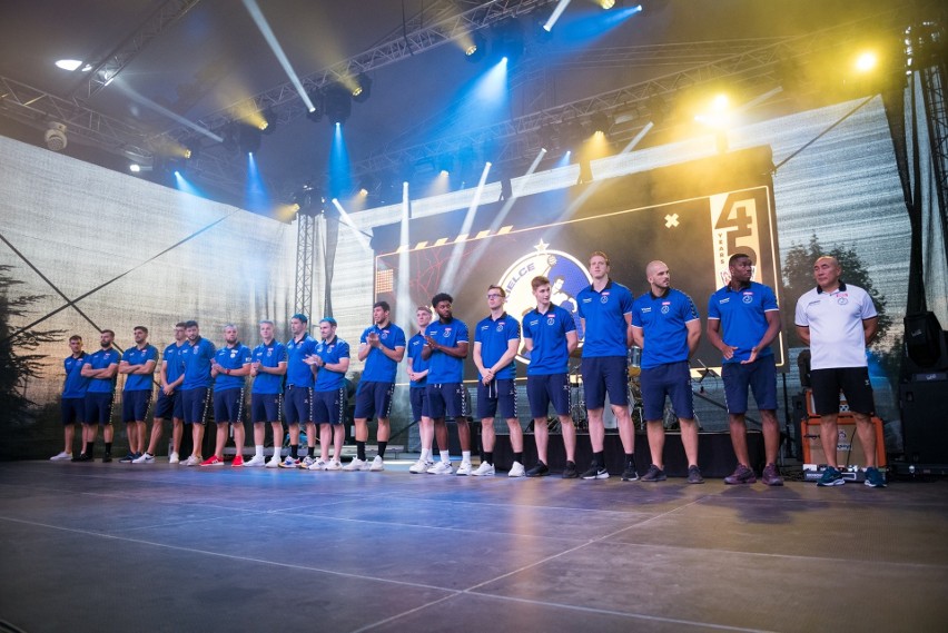 Turniej w Veszprem z udziałem piłkarzy ręcznych Łomży Industrii Kielce otwarty "z pompą". Bawią się tam również kibice z Kielc. Zdjęcia