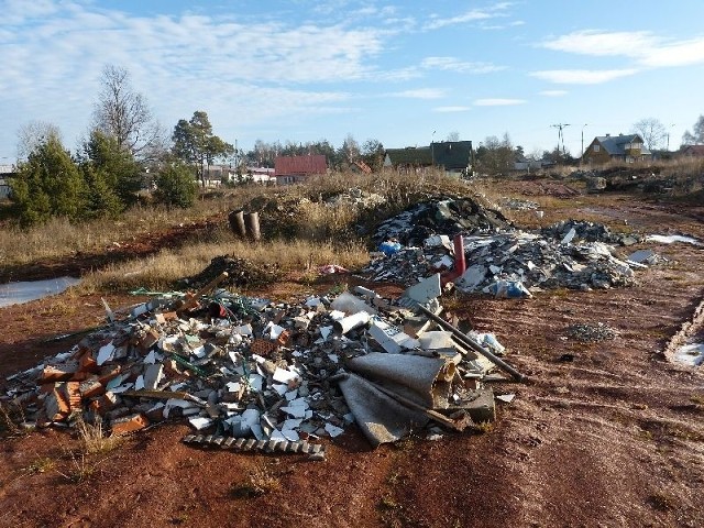 Na rozległym terenie pojawiły się sterty śmieci i odpadów budowlanych.