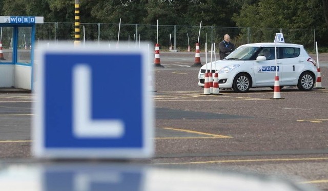 Doszkalające jazdy z dzieckiem będzie mogła zrealizować matka, ojciec lub pełnoprawny opiekun. Osoba nadzorująca powinna posiadać prawo jazdy od co najmniej 5 lat. 