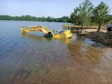 Najpierw do wody wpadła koparka. Potem osobówka, bo kierowca nie zaciągnął ręcznego. Interwencje strażaków w Nysie