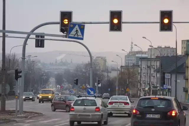 Sygnalizacja świetlna na skrzyżowaniu Warszawskiej i Turystycznej w Kielcach miga od ponad miesiąca.