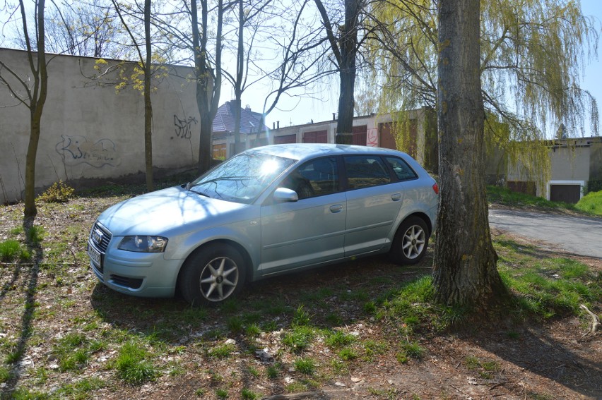 Miejsca parkingowe przy garażach w okolicy ul. Powstańców...