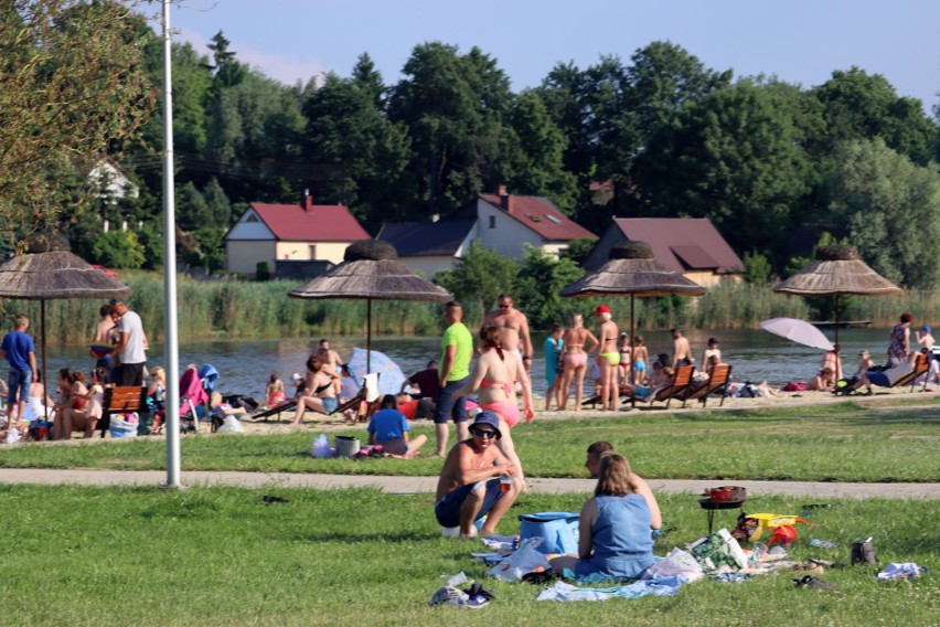 Tłumy nad zalewem w Iłży. Piękna pogoda i ciepła woda (ZDJĘCIA)