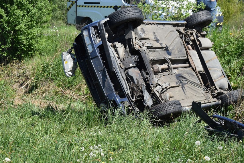 Wypadek na drodze przez łąki. 20-letni kierowca golfa z...