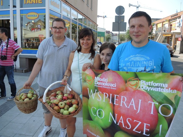Od lewej - Paweł Dziubek, Elżbieta Jabłońska, Anna Myszkowska i Jan Borowski z koszami pełnymi polskich jabłek.
