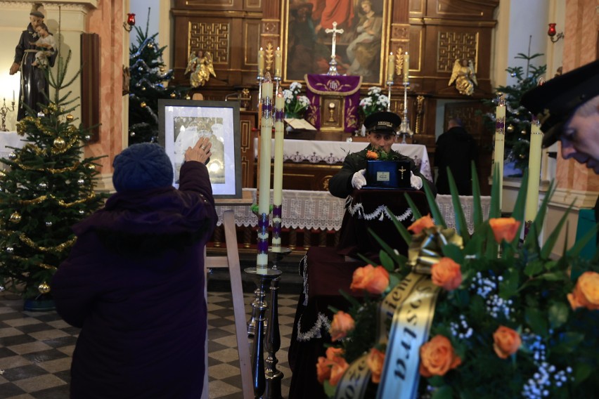 Kraków. Pogrzeb Adama Wojnara, nestora krakowskich fotoreporterów "Swoimi zdjęciami pozwalał innym zobaczyć Boga"