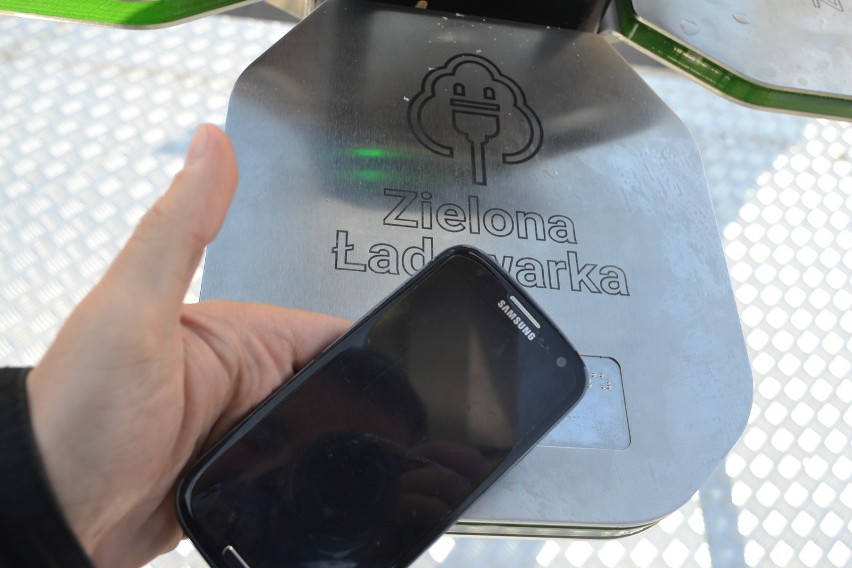 Solarna ładowarka do smartfonów w Rybniku na rynku