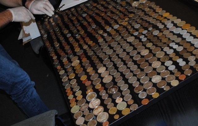 Łupem złodzieja padały m.in. monety kolekcjonerskie.