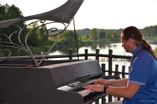 Koncerty nad jeziorem poprowadzi Marcin Jóźwik, twórca „Largo - podróżującej filharmonii”, kompozytor, pianista, trębacz, gitarzysta.