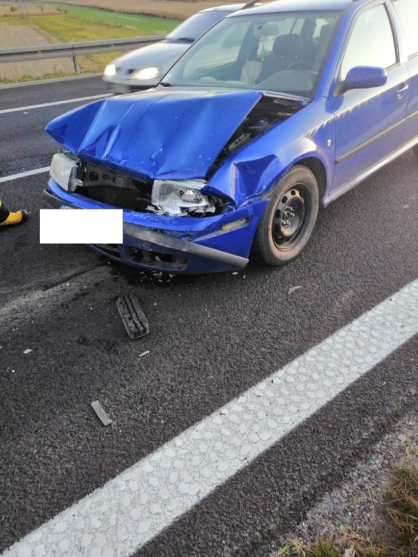 Zderzenie czterech aut na autostradzie. Ruch na drodze blokuje też unieruchomiony dźwig