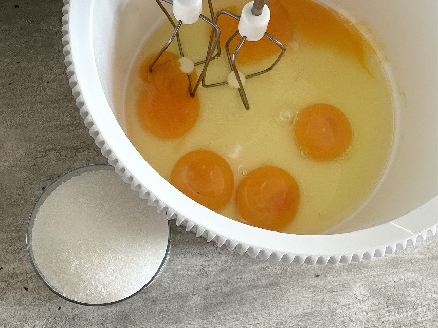 Jajka wbij do miski, wsyp szczyptę soli i zacznij ucierać...