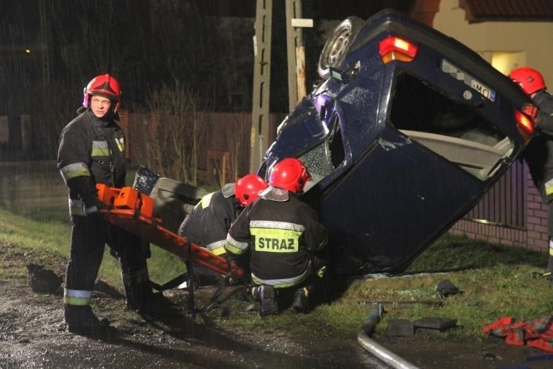 Groźny wypadek na Wilkszyńskiej. Samochód w pionie. Kierowca i pasażer pijani (ZDJĘCIA)