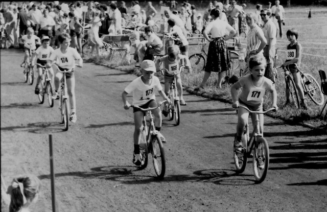 Wyścigi rowerkowe w 1979 roku. 1 czerwca odbędą się 50. Zawody Rowerkowe „Głosu Pomorza”. Zmieniały się miejsca, rodzaje rowerków, na których stratują uczestnicy, partnerzy i sponsorzy, bez których nic by się nie udało, ale jedno się nie zmieniło. Emocje, jakie towarzyszą małym rowerzystom i ich rodzicom, niezmienne są od pół wieku! One udzielają się także nam – wszystkim pracownikom „Głosu Pomorza”. Angażujemy się całym serduchem, abyście Państwo byli zadowoleni i abyśmy spotkali się za rok. I to nam się udaje. Ale tylko dzięki Wam – naszym Czytelnikom i internautom. Uśmiechnięte buźki dzieci na rowerkach są dla nas zapewnieniem, że warto.
