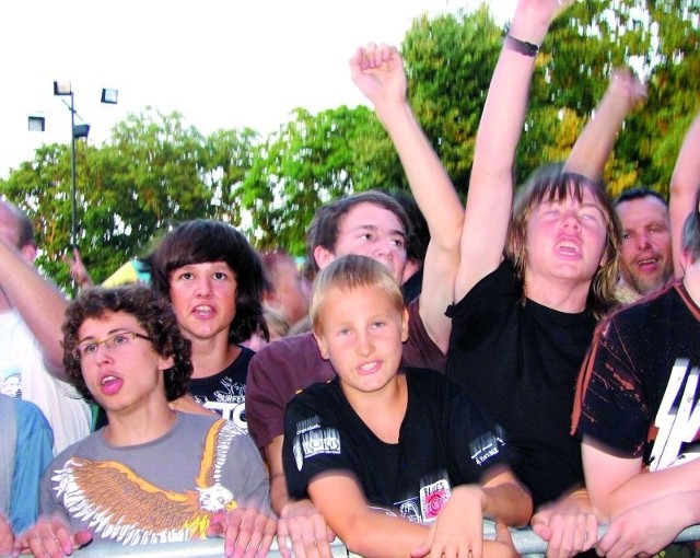 Tak bawili się młodzi suwalczanie podczas koncertu zespołu TSA, który odbył się w ramach Suwałki Blues Festiwal.