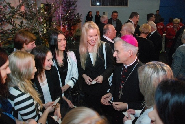 Ksiądz biskup Marian Florczyk składał życzenia zawodniczkom drugoligowej drużyny piłki ręcznej Korony Handball Kielce. 