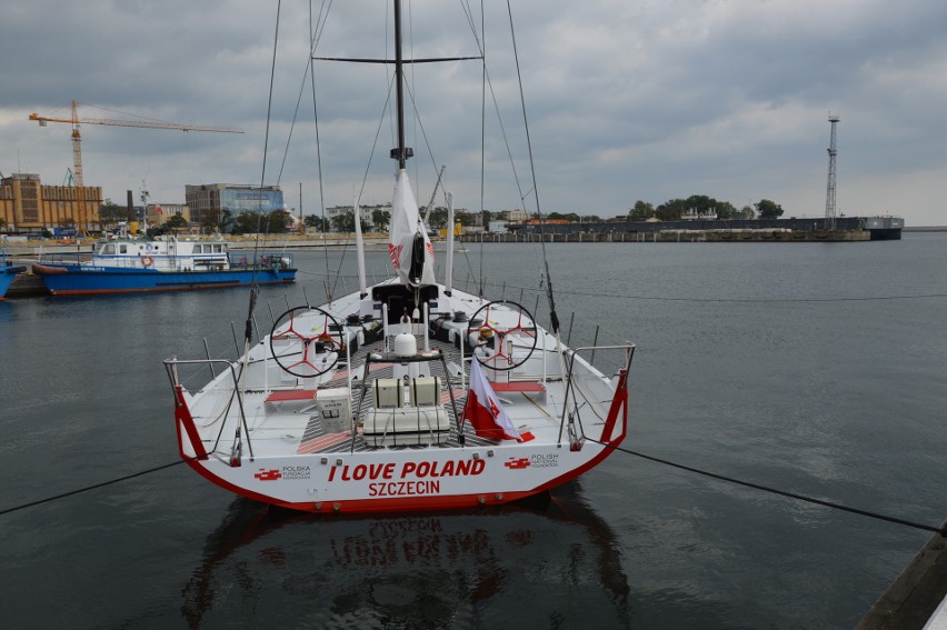 W Gdyni w obecności pracowników Polskiej Fundacji Narodowej...