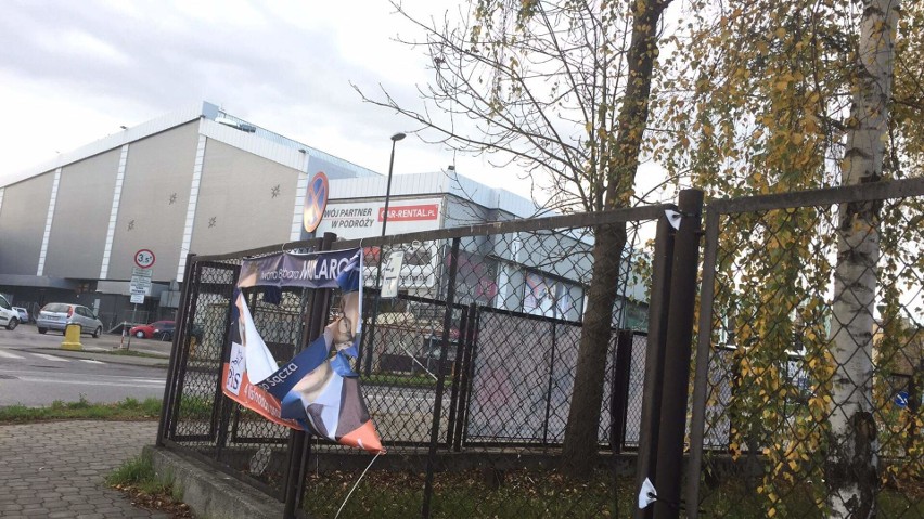 Nowy Sącz. Banda chuliganów zniszczyła banery wyborcze kandydatów na prezydenta [ZDJĘCIA]