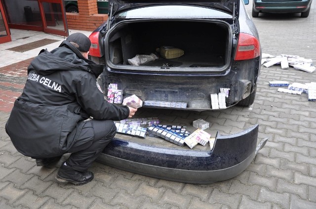 Kierowca z Ukrainy zaprzeczał, by wiózł kontrabandę. Pies kieleckich celników wskazał jednak miejsca gdzie ukryte były papierosy