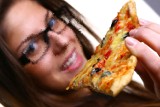 Napad na dostawcę pizzy na TBS. Głodne 15-latki dopadł policyjny pies