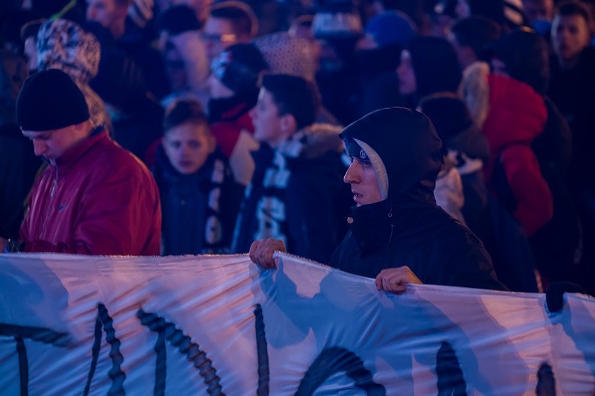 Kibice Sandecji Nowy Sącz chcą nowoczesnego stadionu i manifestowali przed sądeckim ratuszem [ZDJĘCIA, WIDEO]