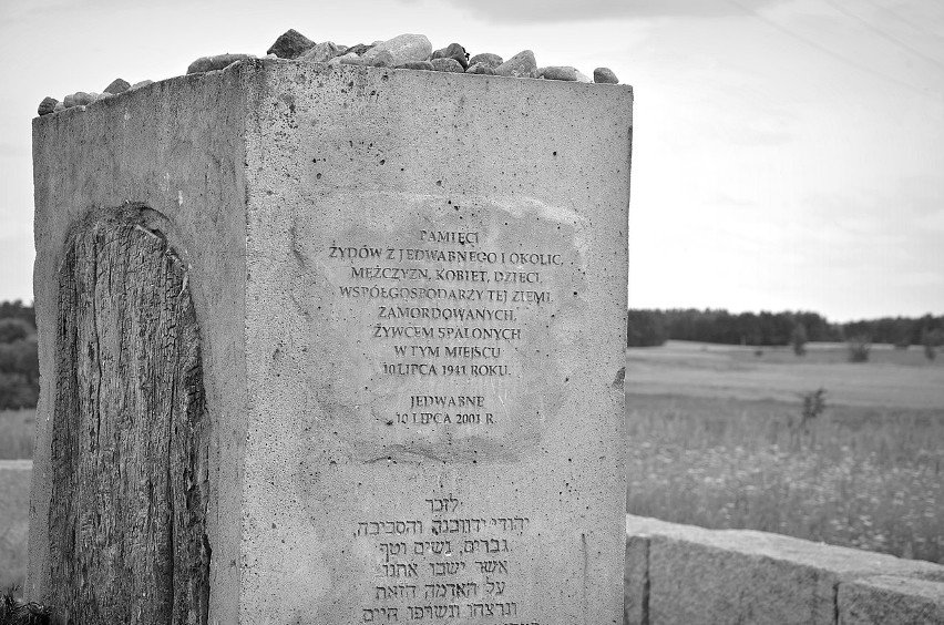 Fragment pomnika upamiętniającego pomordowanych Żydów z...