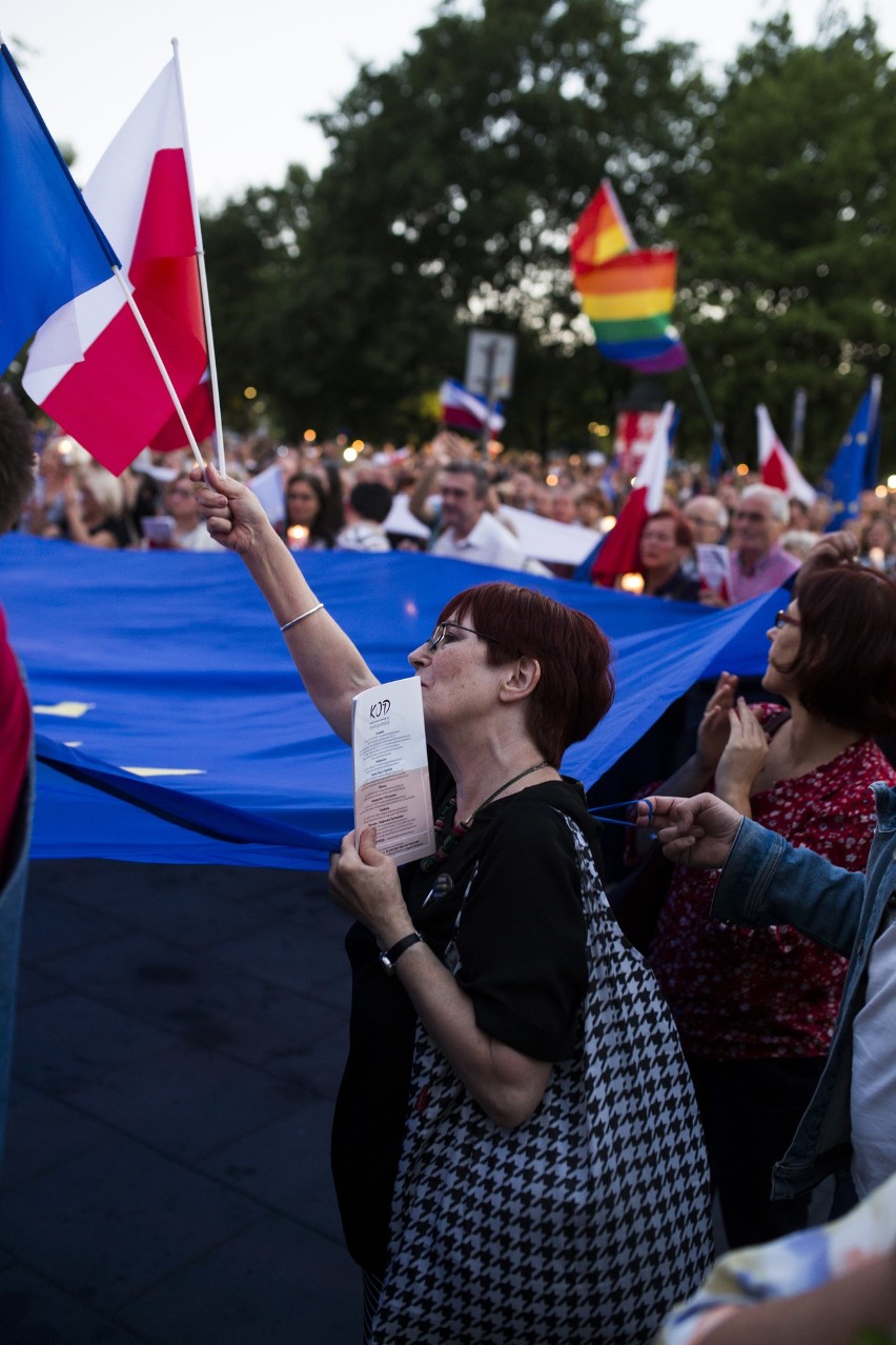 "Europo, nie odpuszczaj!" Protest w obronie sądów w Krakowie