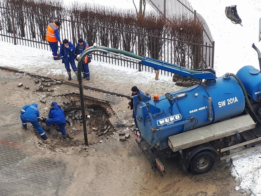 - Dziś przed godz. 6 rano pękła rura wodociągowa pod...