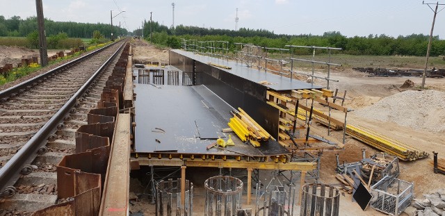 Na odcinku „siódemki” Grójec - Tarczyn ruszyła budowa wiaduktu kolejowego w Komornikach.