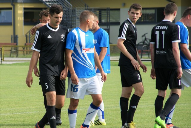Piłkarze Czarnych Połaniec (w czarnych strojach) awansowali do trzeciej ligi.