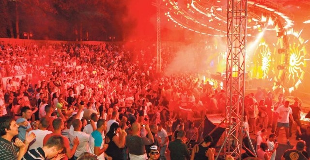 Sunrise Festiwal to trzy dni z głośną muzyką trance i house. Na lipcowy weekend przyjeżdżają wtedy do Kołobrzegu ludzie z całej Polski, a także z zagranicy.