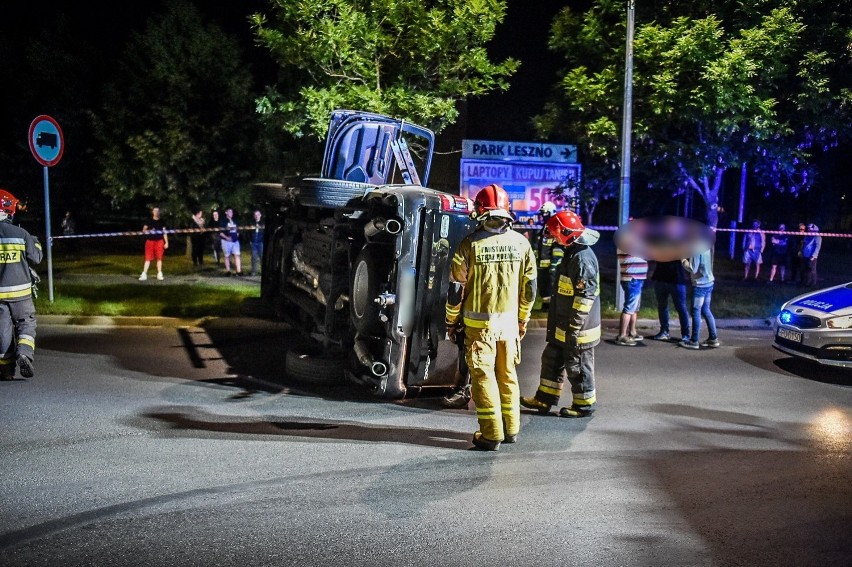 Gdy na miejscu zjawiły się służby, przy aucie były cztery...