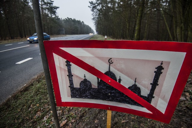 Własnoręcznie zrobiona tablica, do złudzenia przypominająca znak drogowy pojawiła się w poniedziałek nad ranem na wjeździe do Torunia. Znak jest wyrazem sprzeciwu wobec religii Islamu.