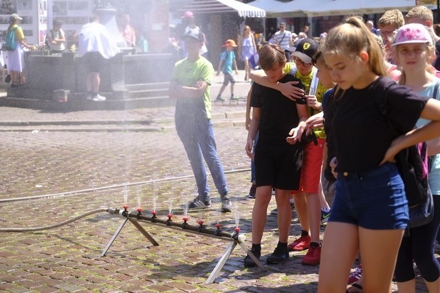 Ze względu na upały, dziś na toruńskiej starówce uruchomiono dwie kurtyny wodne – jedną na Rynku Staromiejskim, drugą na placu Rapackiego. Natomiast od jutra (31 maja) kurtyna wodna działać będzie także na Rynku Nowomiejskim. Kurtyny wodne, które wytwarzają bardzo drobną mgłę, będą funkcjonować w najbardziej upalne dni aż do odwołania. Woda do kurtyn pobierana jest z miejskich hydrantów.Warto dodać, że w przeciwieństwie do fontanny Cosmopolis, w przypadku kurtyn obieg wody nie jest zamknięty, więc woda nadaje się do użytku zewnętrznego.