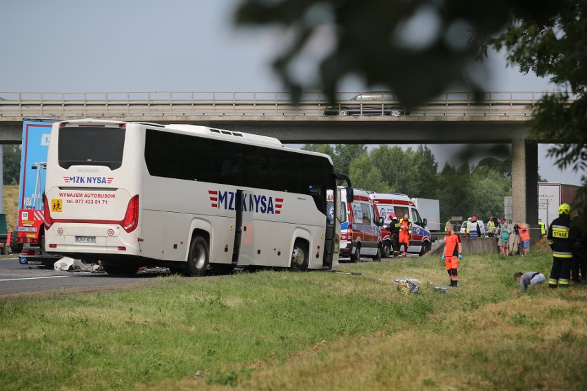 Autobus z dziećmi zderzył się z ciężarówką na autostradzie A4. Są ranni [FILM]