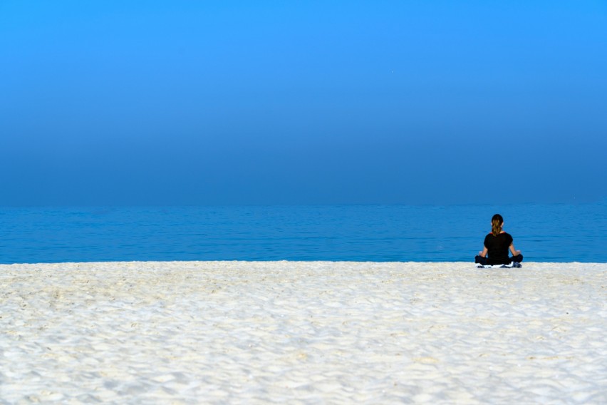 Słynna plaża w Dubaju, Jumeirah Beach, to miejsce rozległe i...