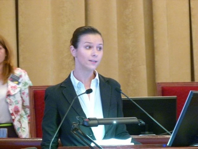 Aleksandra Sochacka wystąpiła na sesji w imieniu osób, które do tej pory prowadziły w przedszkolach zajęcia dodatkowe.