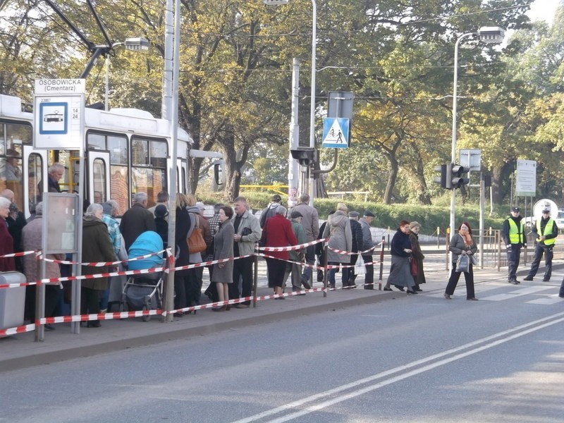 Wrocław: Dziś znacznie mniejszy ruch na cmentarzu Osobowickim (ZDJĘCIA)