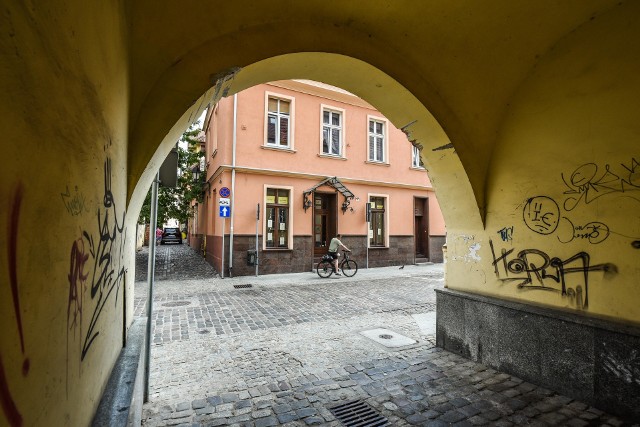 Czy w centrum wojewódzkiego miasta bez powodu można zostać uderzonym? W Bydgoszczy na ul. Jana Kazimierza - tak. I to bez konsekwencji dla sprawcy.