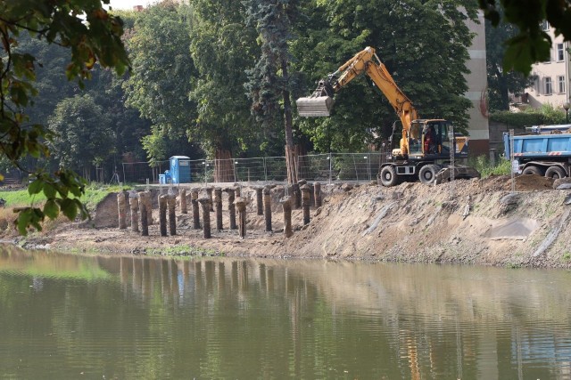 Prace związane z rewitalizacją Parku Róż w Gorzowie w końcu nabrały tempa.
