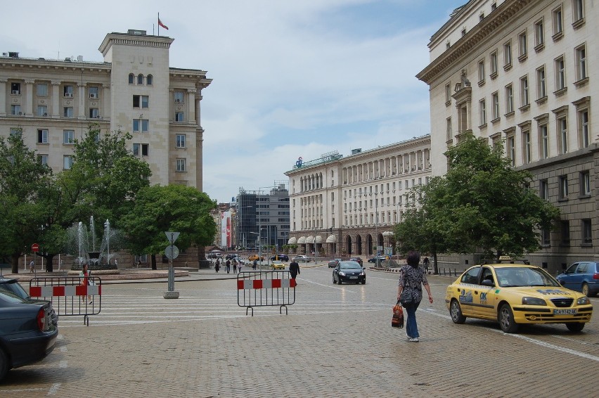 Sofia. Przy Placu Niezawisimosti (Niepodległości) po lewej...