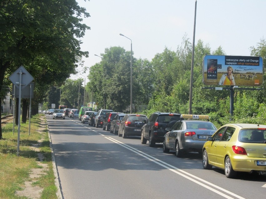 Wrocław: Zamknięta Średzka. Wielki korek w Leśnicy, bo sypie się dach budynku