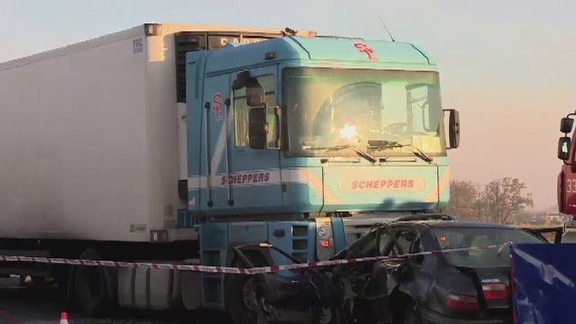 3 osoby zginęły w czołowym zderzeniu samochodu osobowego z ciężarówką na autostradzie A1