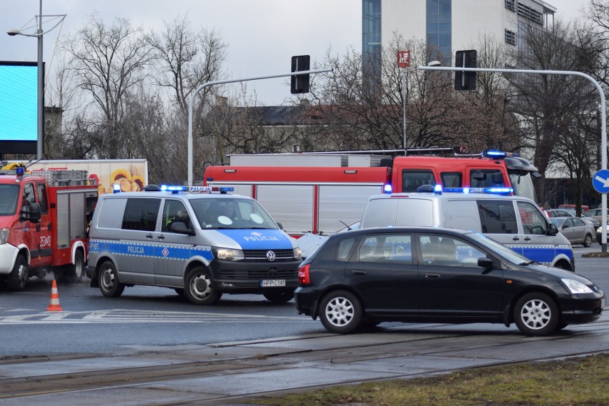 Karetka zderzyła się z samochodem osobowym w centrum Częstochowy ZDJĘCIA Nikt nie ucierpiał, ale utrudnienia w ruchu są poważne